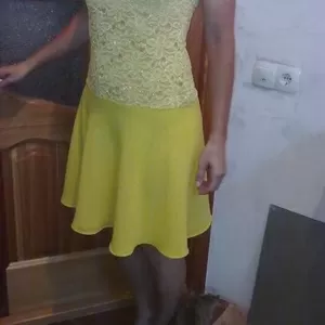 Платье ярко-желтое из гипюра с юбкой полу-солнце 